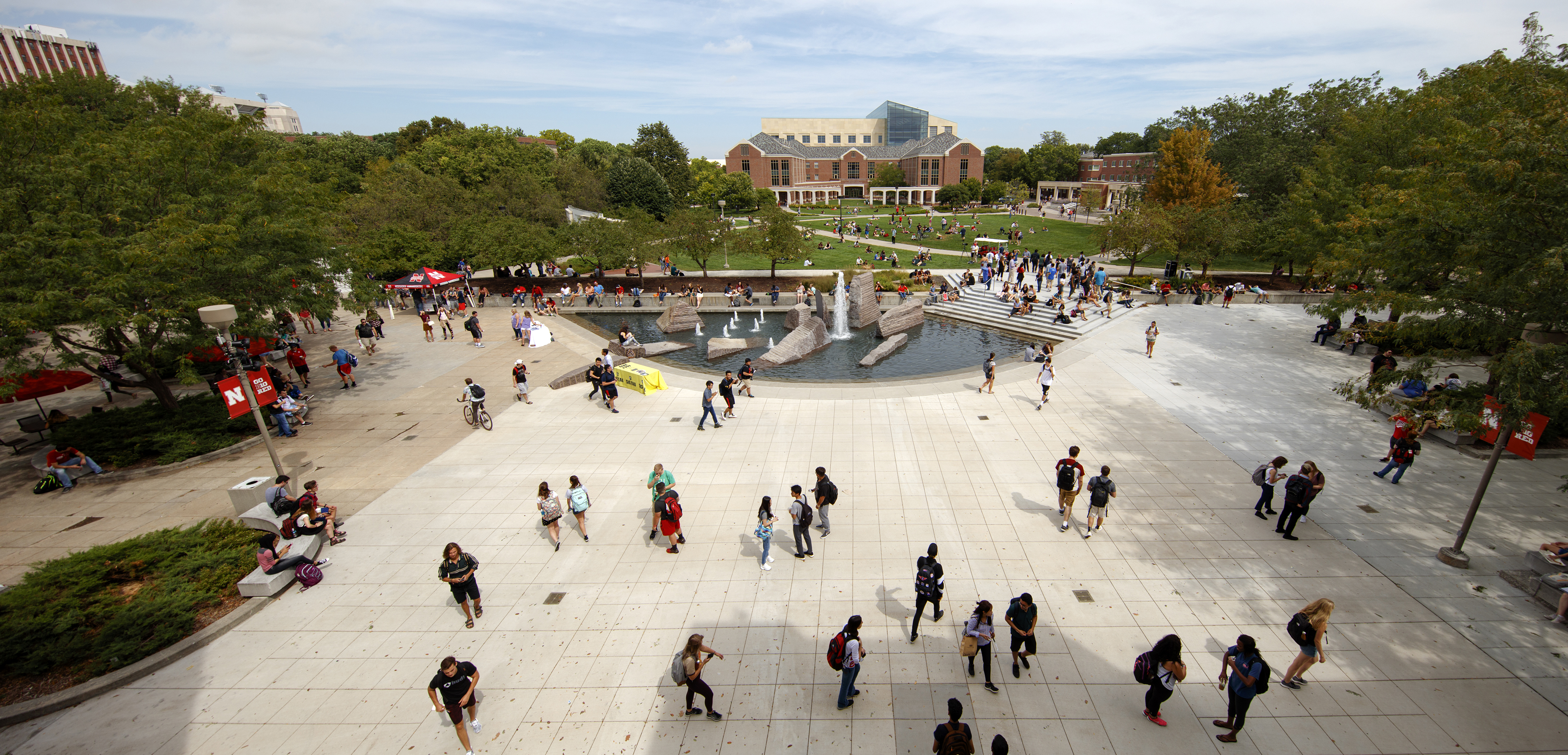 Students walking by Nebraska Union fountain